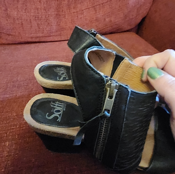 Black Soft open toed booties. - Picture 1 of 6